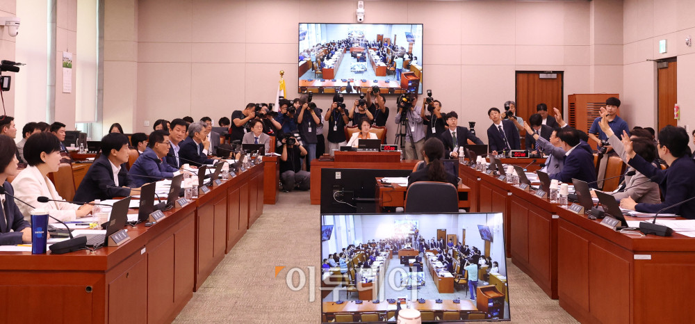 ▲26일 서울 여의도 국회에서 열린 법제사법위원회 전체회의에서 추미애 위원장이 현장검증 실시계획서 채택의 건 찬반 의사를 묻자 국민의힘 의원들이 반대의 뜻을 밝히고 있다. 고이란 기자 photoeran@