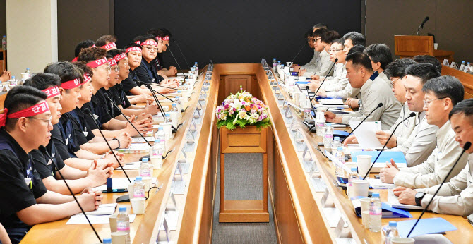 ▲올해 임금 및 단체협약을 위한 상견례로 마주앉은 현대차 노사. (사진=현대차)