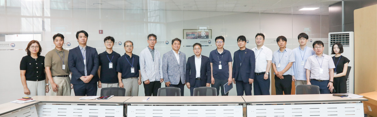 ▲경기도의회 정보화위원회와 행정안전부 관계자들이 세종에서 열린 디지털 역량 강화 워크숍 협의 자리에서 기념촬영을 하고 있다. (경기도의회)