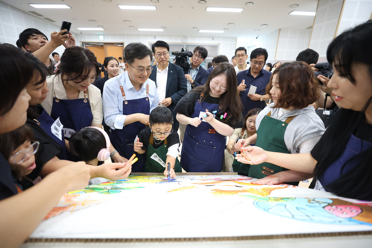 ▲26일 오후 김동연 경기도지사가 양주시 경기북부누림센터에 방문하여 아이들과 미술체험을 하고 있다. (경기도)