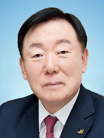 ▲'2025 건설의 날' 기념식에서 금탑산업훈장(1점)을 받는 김상수 한림건설 회장 (사진제공=국토교통부)