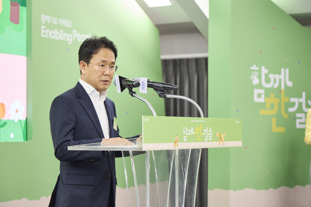 ▲ 8월 26일 용인 삼성화재 안내견학교에서 열린 32주년 기념식에서 이문화 삼성화재 사장이 인사말을 하고 있다. (삼성화재 제공)