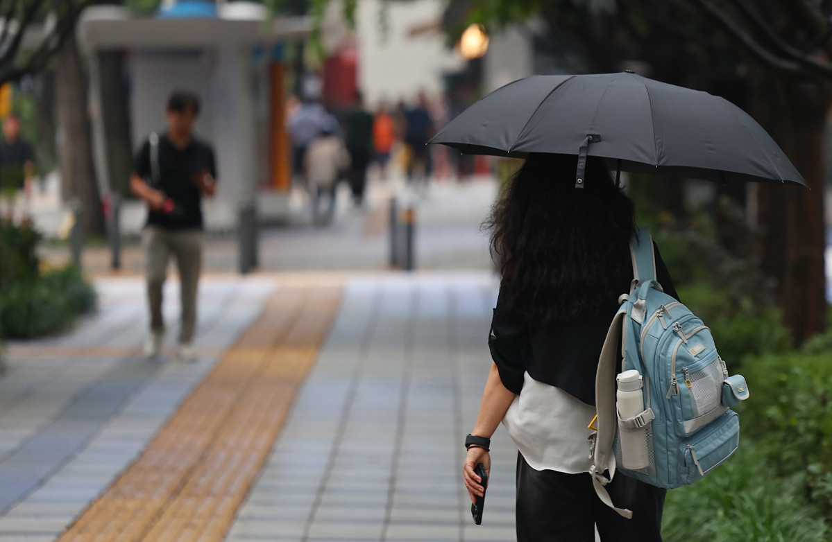 ▲26일 서울 종로구 세종로에서 우산을 든 시민이 길을 지나고 있다. (연합뉴스)