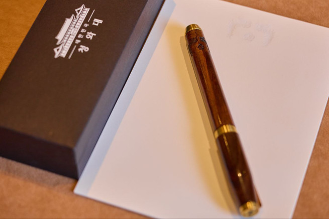 ▲대통령실이 25일(현지시간) 공개한 한미 정상회담을 위해 이재명 대통령이 준비한 선물.    명장이 제작한 금속 거북선, 국산 골드파이브 수제 맞춤형 퍼터, 카우보이 마가 모자, 펜 등이다. 펜은 선물이 아닌 이 대통령의 서명용이었지만 트럼프 대통령의 요청으로 즉석에서 선물했다. 2025.8.26. (사진제공=대통령실, 연합뉴스)