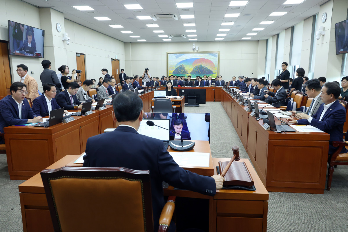 ▲21일 서울 여의도 국회에서 열린 정무위원회 전체회의에서 윤한홍 위원장이 회의를 개의하고 있다. 2025.08.21.  (뉴시스)