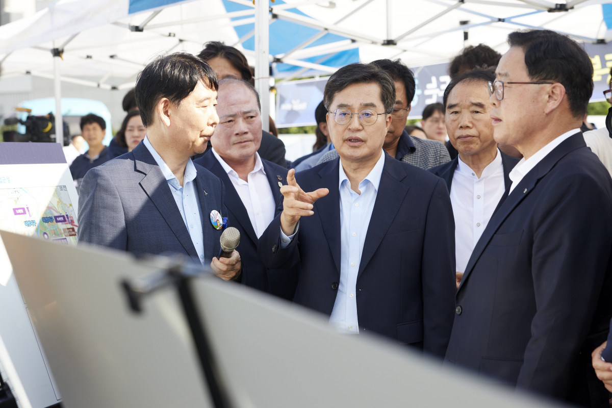 ▲26일 오후 김동연 경기도지사가 강수현 양주시장, 보건의료 전문가, 지역주민 등과 달달버스를 타고 공공의료원 예정부지를 방문하고 있다. (경기도)