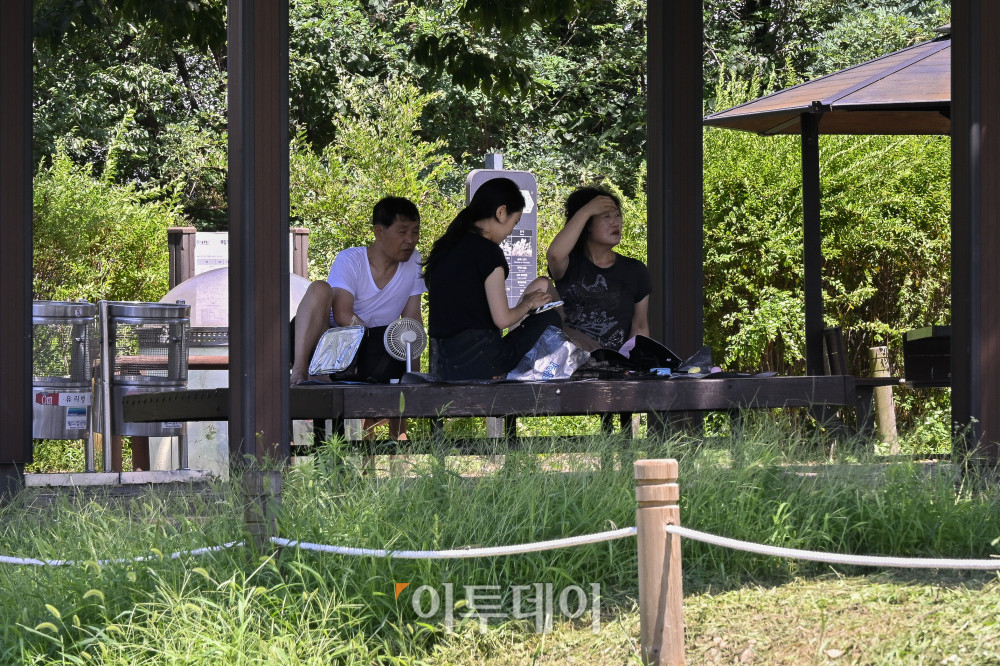 ▲가을에 접어들었음을 알리는 절기상 입추(立秋)인 7일 서울 마포구 하늘공원 정자에서 시민들이 더위를 피하고 있다. 이날 기상청에 따르면 비가 내리는 지역에서는 일시적으로 기온이 내려가겠지만, 습하고 체감온도가 높은 날씨가 이어지면서 당분간 최고체감온도가 31도 이상으로 올라 매우 무덥겠다고 밝혔다. 조현호 기자 hyunho@ (이투데이DB)