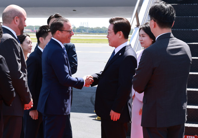 ▲이재명 대통령과 김혜경 여사가 26일(현지시간) 미국 펜실베이니아주 필라델피아국제공항에 도착한 뒤 공군 1호기에서 내려 조시 샤피로 펜실베이니아 주지사와 인사하고 있다.  (연합뉴스)