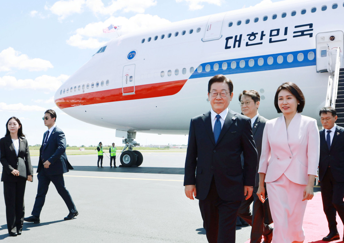 ▲이재명 대통령과 김혜경 여사가 26일(현지 시간) 필라델피아 국제공항에 도착해 이동하고 있다. 2025.08.27.  (뉴시스)