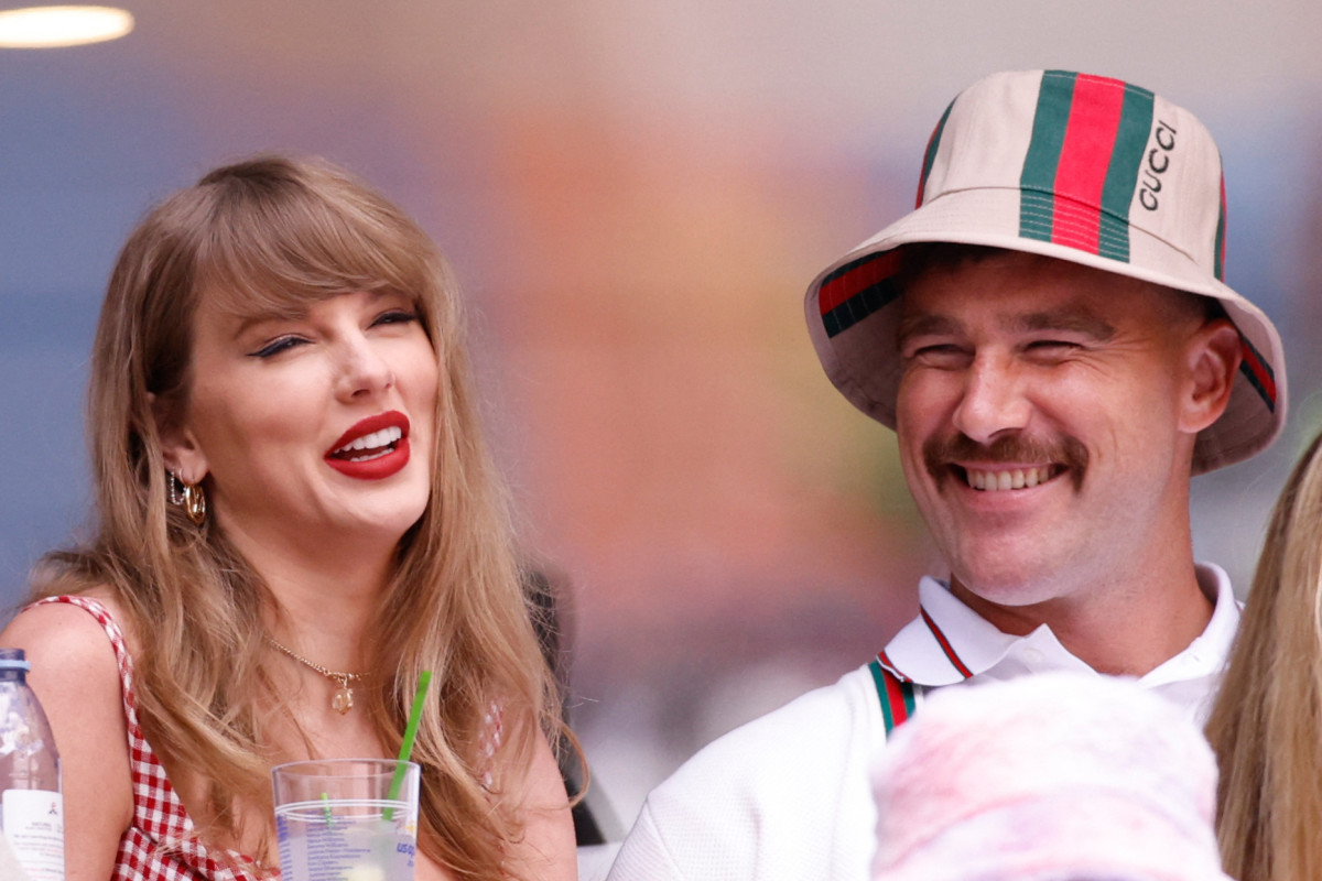▲미국 싱어송라이터 테일러 스위프트(왼쪽)와 그의 남자친구이자 미국 NFL 풋볼 선수 트래비스 켈시가 2024년 9월 미국 뉴욕 플러싱 메도우에 위치한 USTA 빌리 진 킹 내셔널 테니스 센터에서 열린 US오픈 테니스 대회 남자 단식 결승전(미국의 테일러 프리츠 vs 이탈리아의 야닉 시너) 관람에 나서고 있다.  (AFP/연합뉴스)