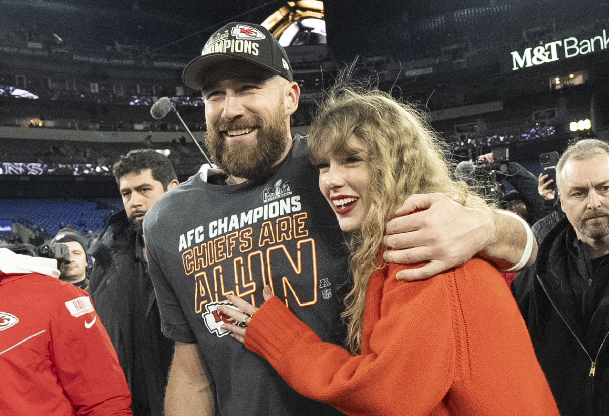 ▲2024년 1월 미국 볼티모어에서 열린 AFC 챔피언십 NFL 풋볼 경기(캔자스시티 치프스 vs 볼티모어 레이븐스) 종료 후, 캔자스시티 치프스의 타이트엔드 트래비스 켈시와 테일러 스위프트가 함께 걸어가고 있다. (AP/연합뉴스)