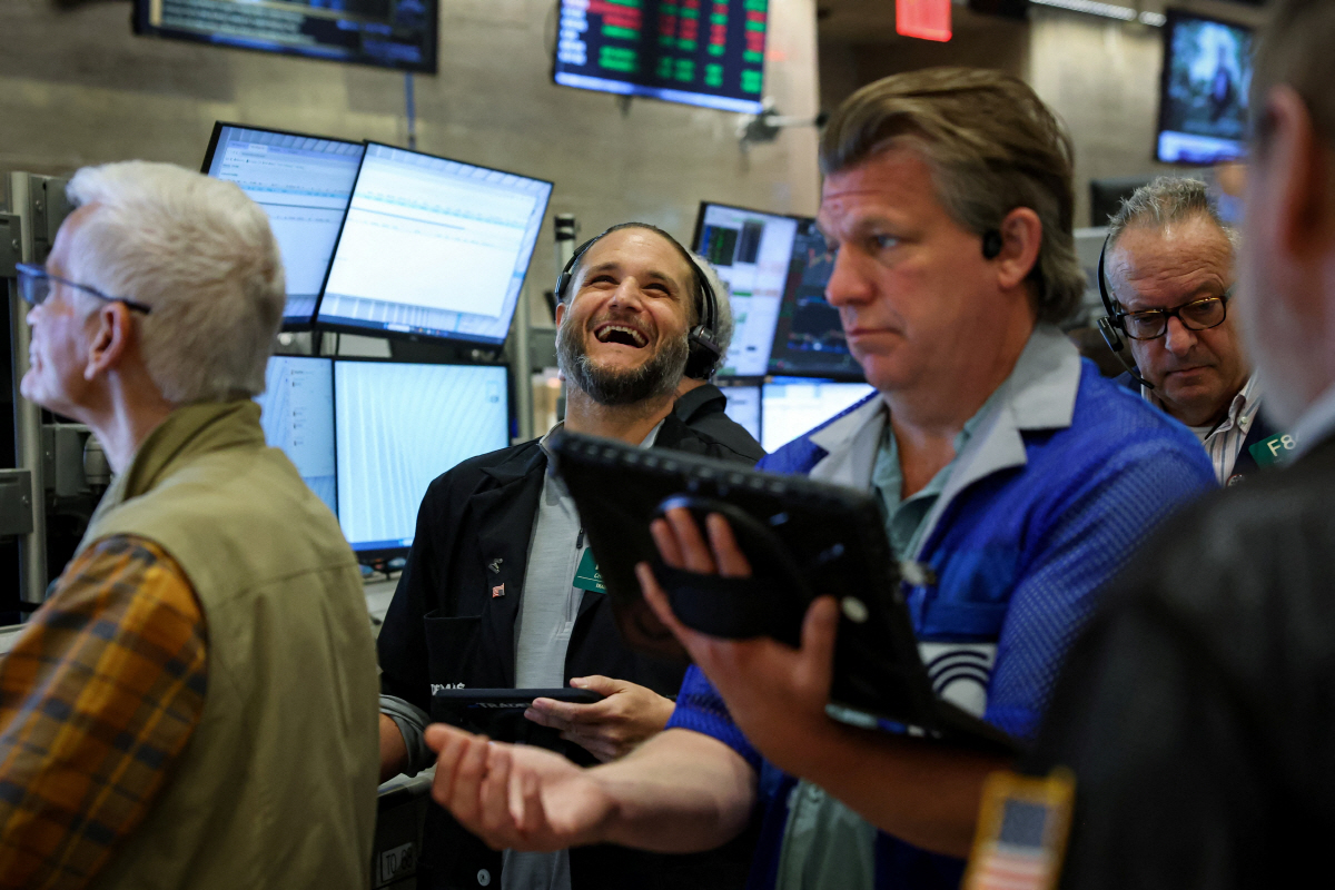▲뉴욕증권거래소(NYSE)에서 26일(현지시간) 트레이더들이 주가를 살피고 있다. 뉴욕/로이터연합뉴스