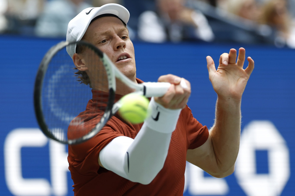 ▲야닉 시너(이탈리아)가 26일(현지시간) 미국 뉴욕 플러싱 메도우에 위치한 USTA 빌리 진 킹 내셔널 테니스 센터에서 열린 US오픈 테니스 선수권 대회 1회전에서 체코의 비트 코프리바와 맞붙고 있다. US오픈은 다음 달 7일까지 열린다. (EPA/연합뉴스)