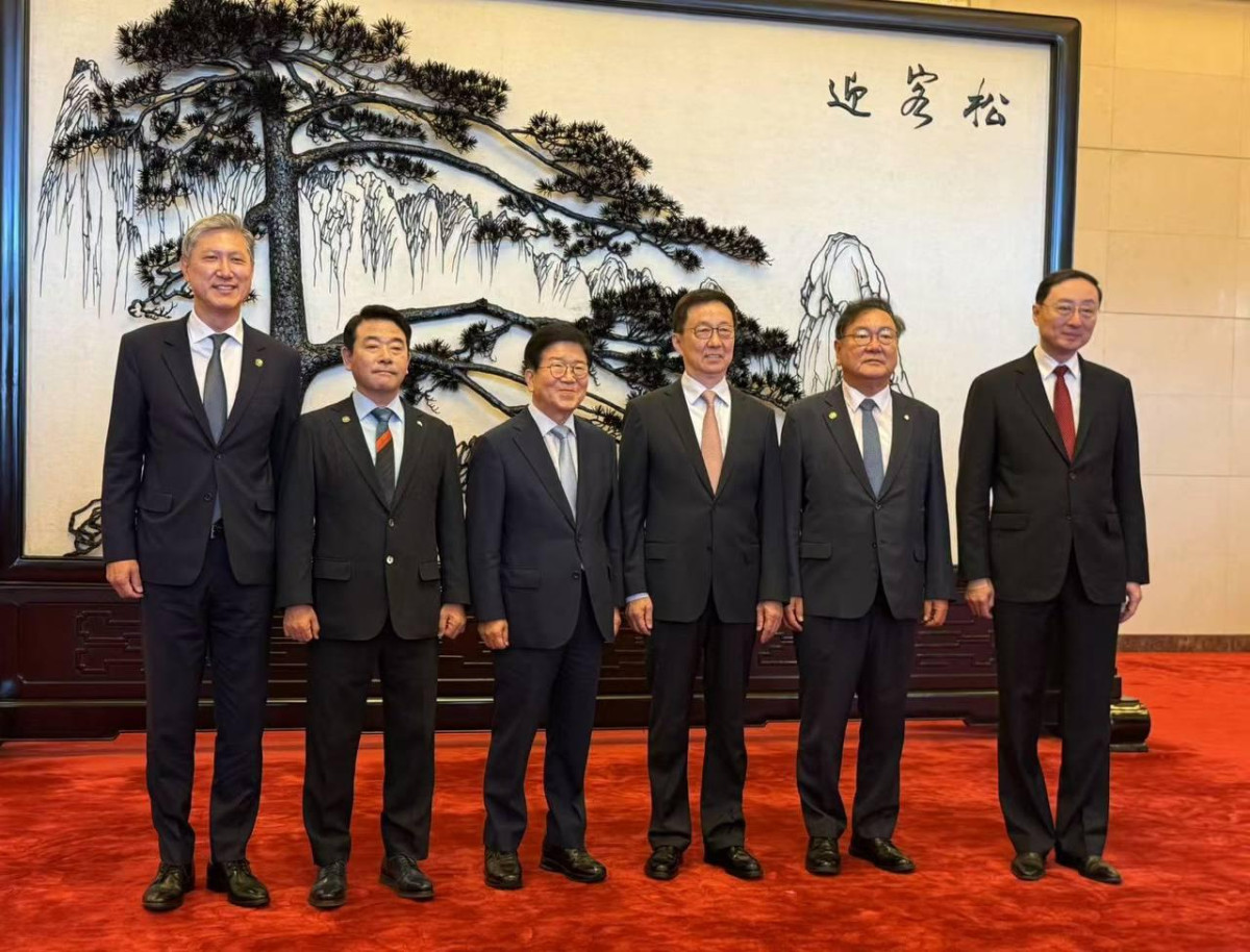 ▲대통령 특사단장인 박병석 전 국회의장(왼쪽 세번째) 등 특사단이 25일 베이징 인민대회당에서 한정 중국 국가부주석(왼쪽 네번째)을 만나 기념촬영하고 있다. 양측은 한중 전략적 협력 동반자 관계 발전 방향 등을 논의했다. (베이징특파원 공동취재단)