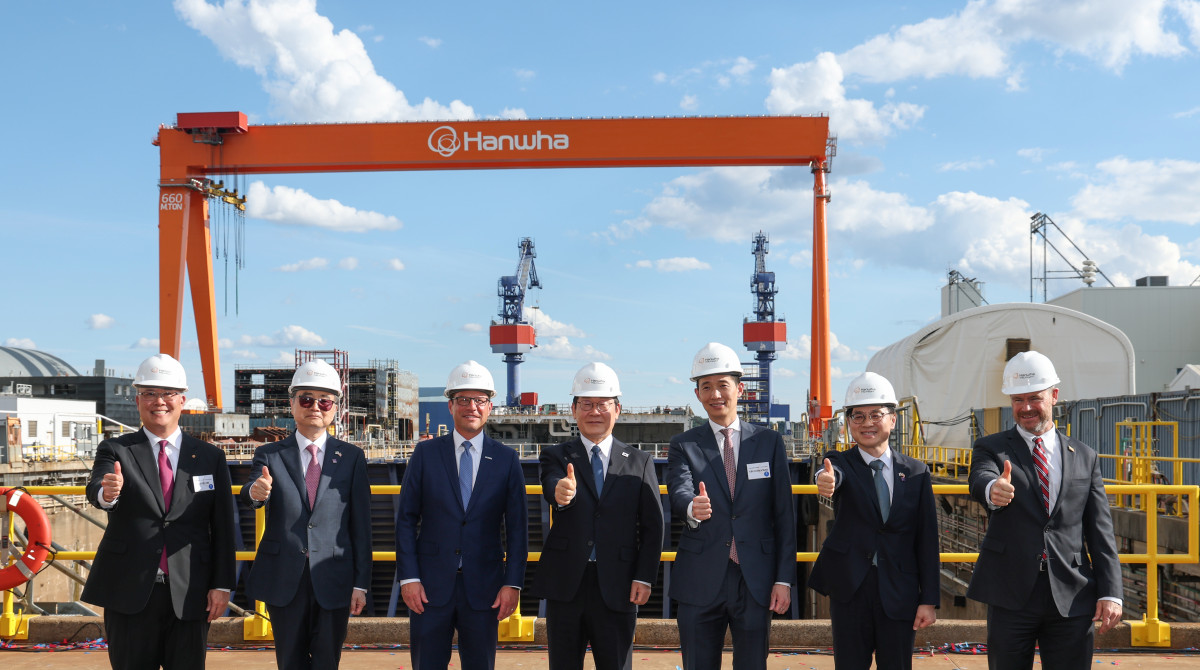 ▲이재명 대통령과 김동관 한화그룹 부회장이 미국 한화필리조선소에서 열린 ‘스테이트 오브 메인호’ 명명식에서 기념 촬영을 하고 있다. 왼쪽부터 데이비드 김 한화필리조선소 대표, 조현 외교부 장관, 조쉬 샤피로 펜실베니아 주지사, 이재명 대한민국 대통령, 김동관 한화그룹 부회장, 김정관 산업부장관, 토드영 인디애나주 상원의원. (사진제공=한화그룹)