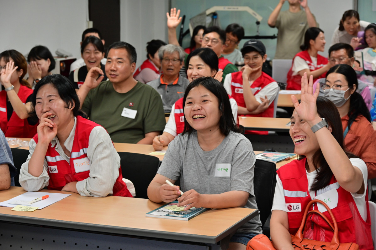 ▲LG전자 임직원들이 26일 서울 영등포장애인자립생활센터를 방문해 쉽고 안전한 가전제품 사용법을 알려주는 '쉬운 가전 프로젝트' 활동을 진행했다. (자료제공=LG전자)