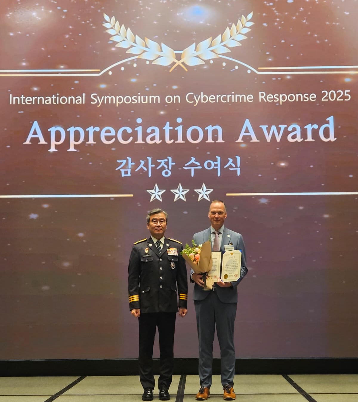 ▲2025 국제 사이버범죄 대응 심포지엄에서 박성주 국가수사본부장(왼쪽)과 닐스 앤더슨-뢰드 바이낸스 금융정보분석 국장(오른쪽)이 기념 촬영을 하고 있다. (사진=바이낸스)