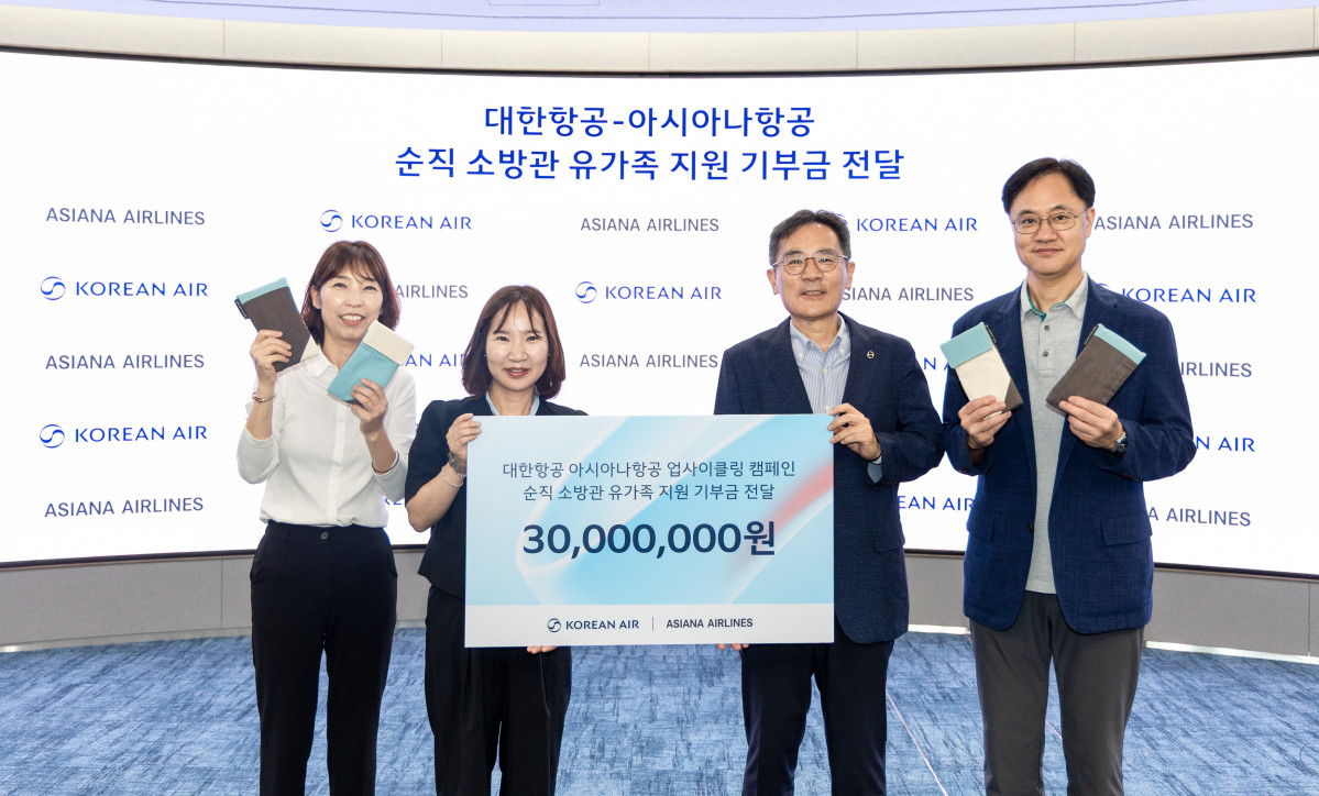 ▲26일 대한항공은 아시아나항공과 함께 업사이클링(Up-cycling·새활용) 보조배터리 파우치를 제작하고, 판매 수익금 전액을 포함한 기부금을 사단법인 소방가족희망나눔에 전달했다. 기부금 전달식에 참석한 (왼쪽부터) 김도운 소방가족희망나눔 이사, 박현숙 소방가족희망나눔 가족대표, 지상휘 대한항공 사회봉사단 운영위원장, 정성원 아시아나항공 HR 담당 수석부장이 기념 촬영을 하는 모습. (사진=대한항공)
