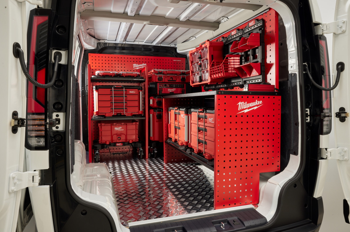 ▲랙킹 솔루션 및 밀워키 팩아웃이 적용된 PV5 카고 모델. (사진=기아)