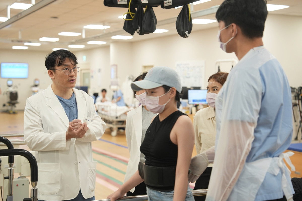 ▲신홍경 분당서울대병원 응급외상중환자외과 교수가 엥흐진 환자의 재활 치료에 대해 상의하고 있다. (분당서울대병원)