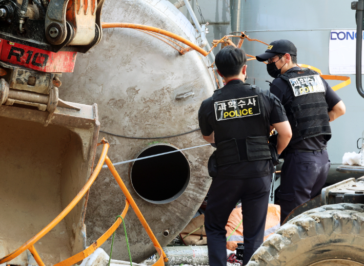 ▲전남 순천시 한 레미콘공장에서 간이탱크 청소작업 중이던 작업자들이 의식 불명 상태에 빠지는 사고가 발생했다. 경찰과학수사대가 현장 조사하고 있다. (사진제공=연합뉴스)