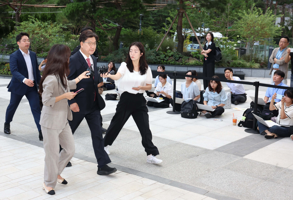 ▲통일교로부터 불법 정치 자금을 수수한 혐의를 받는 권성동 국민의힘 의원이 27일 서울 종로구 김건희 특별검사팀 사무실에 피의자 신분으로 출석하고 있다. 신태현 기자 holjjak@