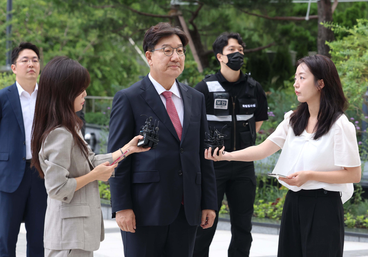 ▲통일교로부터 불법 정치 자금을 수수한 혐의를 받는 권성동 국민의힘 의원이 27일 서울 종로구 김건희 특별검사팀 사무실에 피의자 신분으로 출석하고 있다. 신태현 기자 holjjak@