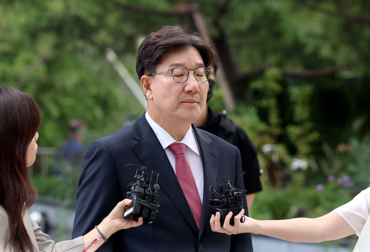 ▲통일교로부터 불법 정치 자금을 수수한 혐의를 받는 권성동 국민의힘 의원이 27일 서울 종로구 김건희 특별검사팀 사무실에 피의자 신분으로 출석하고 있다. 신태현 기자 holjjak@