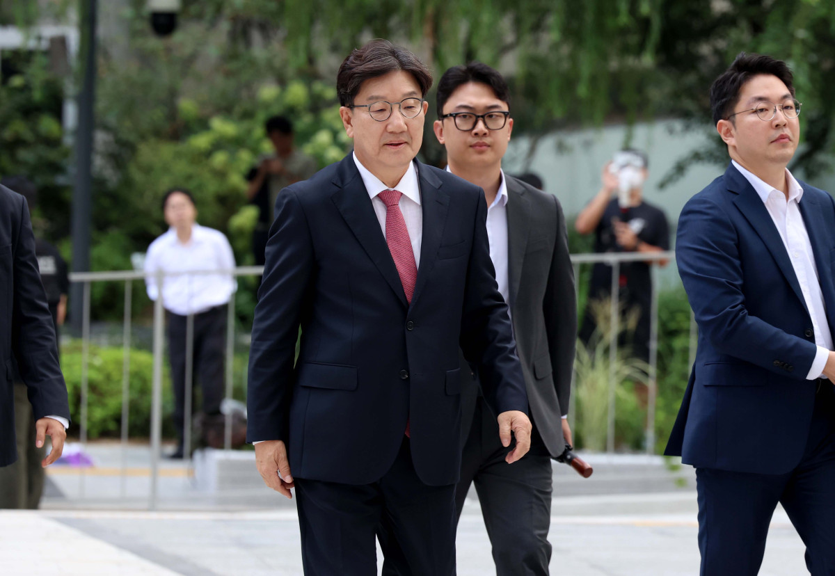 ▲통일교로부터 불법 정치 자금을 수수한 혐의를 받는 권성동 국민의힘 의원이 27일 서울 종로구 김건희 특별검사팀 사무실에 피의자 신분으로 출석하고 있다. 신태현 기자 holjjak@