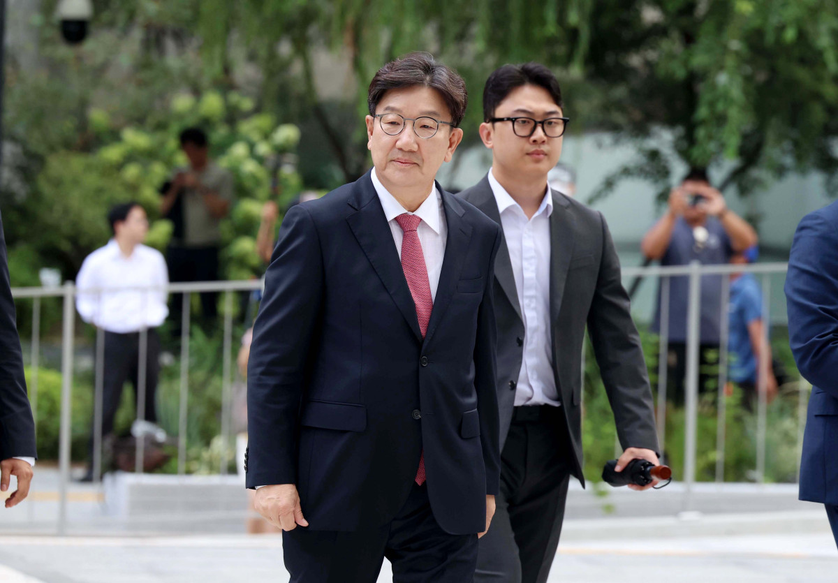 ▲통일교로부터 불법 정치 자금을 수수한 혐의를 받는 권성동 국민의힘 의원이 27일 서울 종로구 김건희 특별검사팀 사무실에 피의자 신분으로 출석하고 있다. 신태현 기자 holjjak@