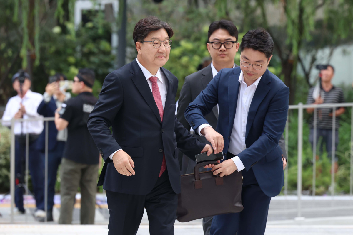 ▲통일교로부터 불법 정치 자금을 수수한 혐의를 받는 권성동 국민의힘 의원이 27일 서울 종로구 김건희 특별검사팀 사무실에 피의자 신분으로 출석하고 있다. 신태현 기자 holjjak@