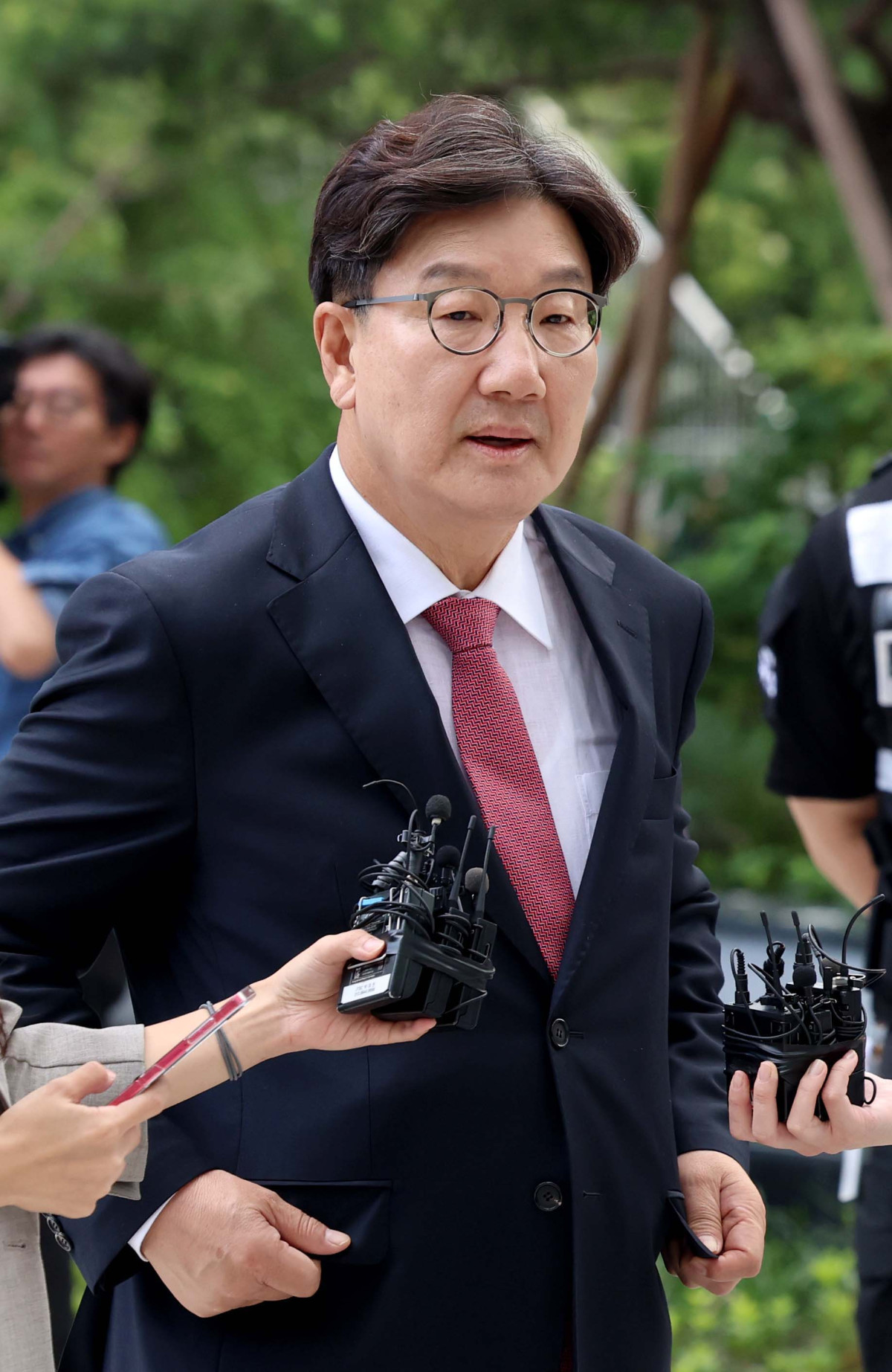 ▲통일교로부터 불법 정치 자금을 수수한 혐의를 받는 권성동 국민의힘 의원이 27일 서울 종로구 김건희 특별검사팀 사무실에 피의자 신분으로 출석하고 있다. 신태현 기자 holjjak@