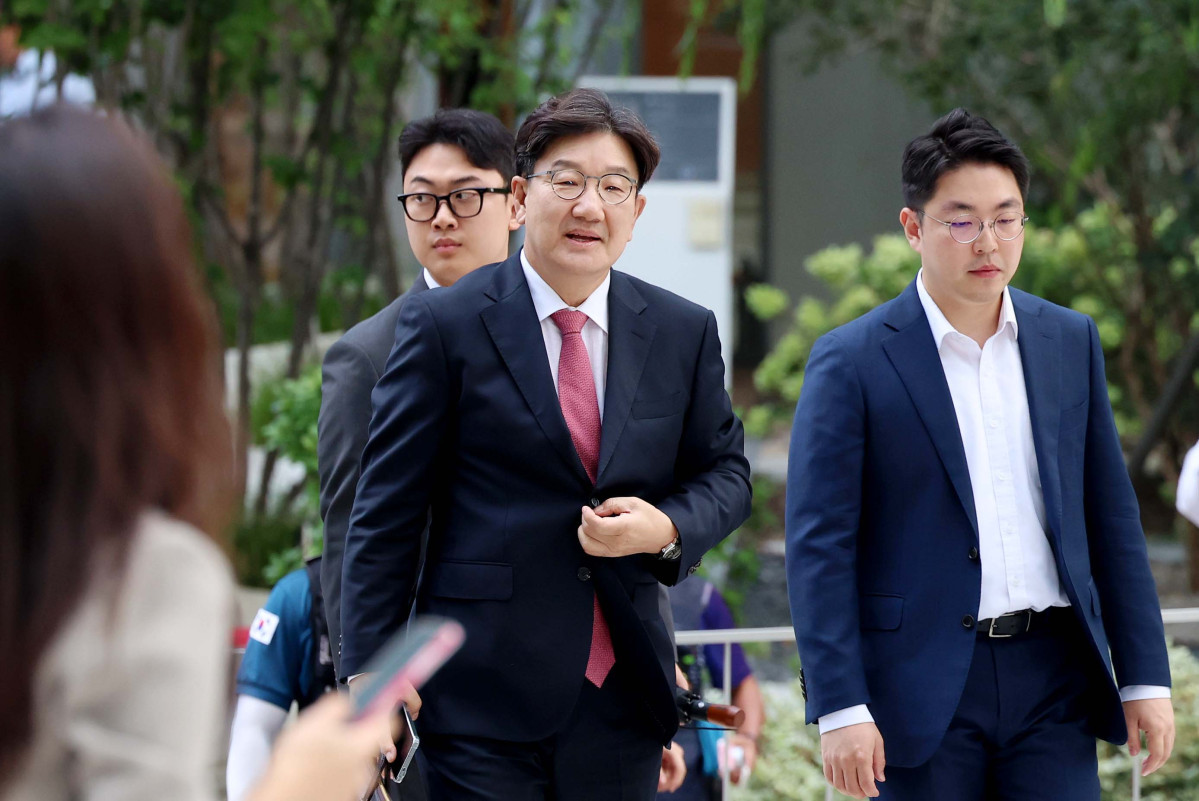 ▲ 통일교로부터 불법 정치 자금을 수수한 혐의를 받는 권성동 국민의힘 의원이 27일 서울 종로구 김건희 특별검사팀 사무실에 피의자 신분으로 출석하고 있다. 신태현 기자 holjjak@