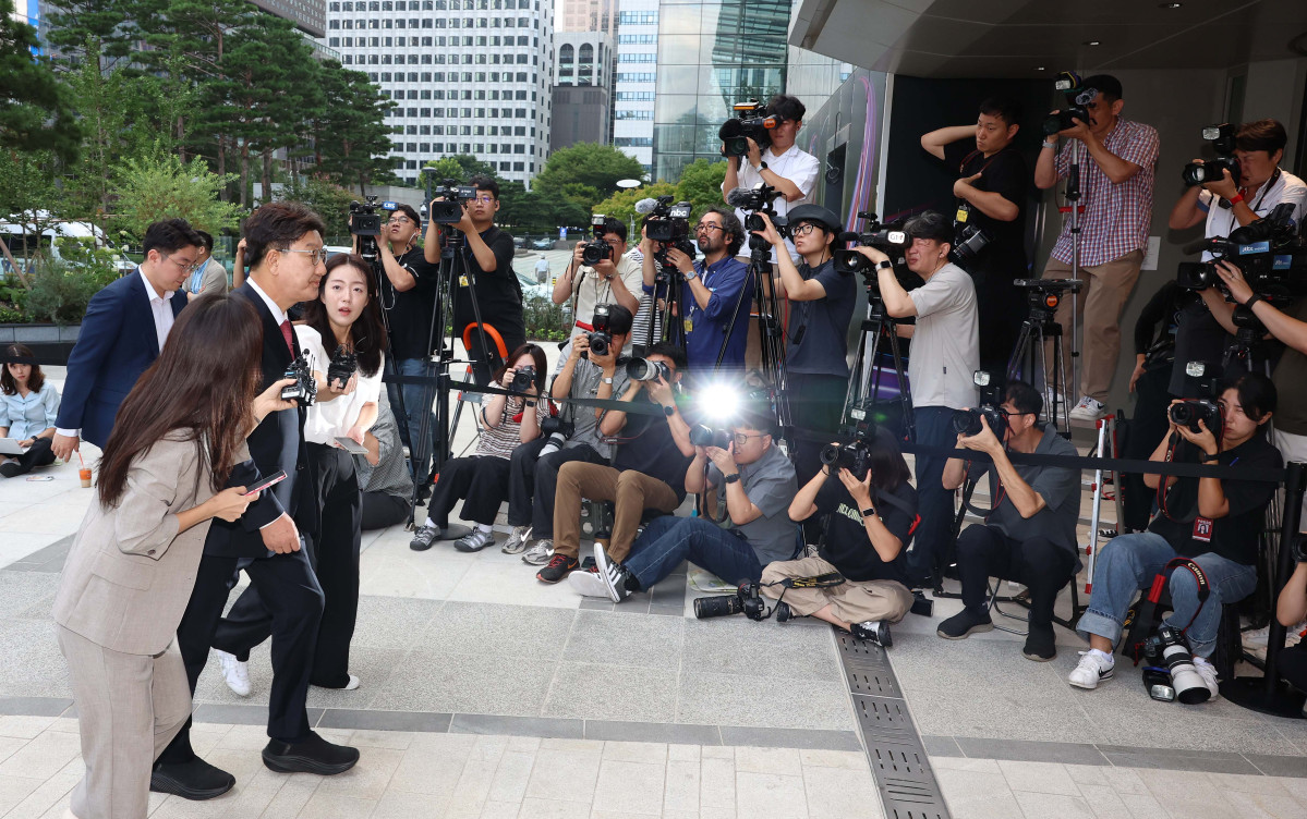 ▲ 통일교로부터 불법 정치 자금을 수수한 혐의를 받는 권성동 국민의힘 의원이 27일 서울 종로구 김건희 특별검사팀 사무실에 피의자 신분으로 출석하고 있다. 신태현 기자 holjjak@