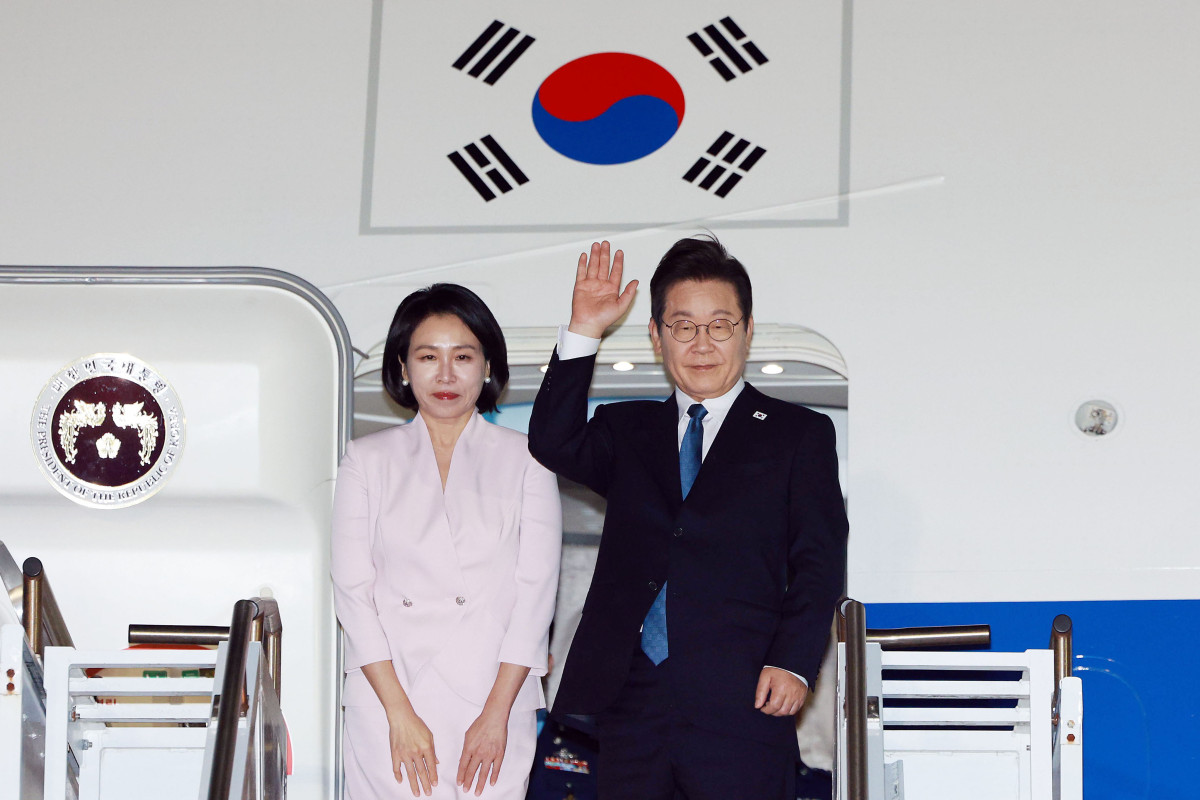 ▲미국 순방 일정을 마친 이재명 대통령과 김혜경 여사가 26일(현지 시간) 필라델피아 국제공항에서 공군1호기에 탑승해 인사하고 있다. 2025.08.27.  (뉴시스)