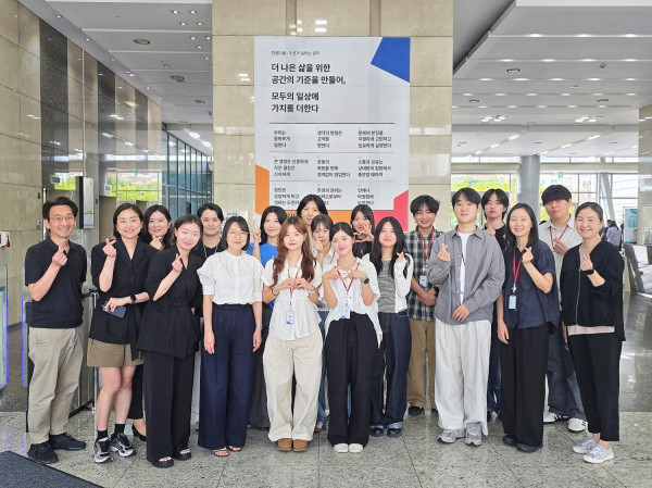 ▲26일 서울 상암 한샘 본사에서 진행된 디자인 산학 협력 프로그램 ‘코리아디자인멤버십플러스(KDM+)’ 수료식 이후 참가자들이 기념촬영을 하고 있다.  (사진제공=한샘 )