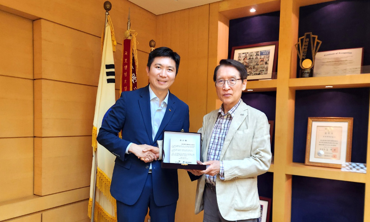 ▲신창재 교보생명 대표이사 겸 이사회 의장(사진 오른쪽)과 유승민 대한체육회장이 이달 25일 서울 광화문 교보생명 본사에서 감사패 전달식을 마친 뒤 기념촬영을 하고 있다. (교보생명 제공)