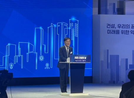 ▲김윤덕 국토교통부 장관이 '2025 건설의 날' 기념식에서 축사를 하고 있다. (천상우 1000tkddn@)