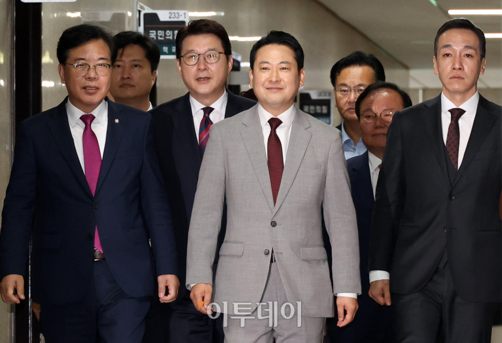 ▲장동혁(가운데) 국민의힘 대표와 송언석(왼쪽) 원내대표를 비롯한 최고위원단이 27일 서울 여의도 국회에서 열린 최고위원회의에 참석하고 있다. 고이란 기자 photoeran@