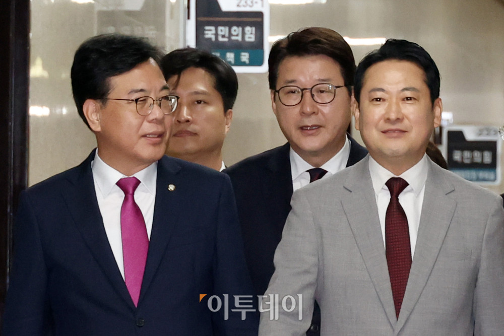 ▲장동혁(오른쪽) 국민의힘 대표와 송언석(왼쪽) 원내대표를 비롯한 최고위원단이 27일 서울 여의도 국회에서 열린 최고위원회의에 참석하고 있다. 고이란 기자 photoeran@