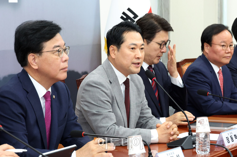 ▲장동혁 국민의힘 대표가 27일 서울 여의도 국회에서 열린 최고위원회의에서 발언을 하고 있다. 왼쪽은 송언석 원내대표. 고이란 기자 photoeran@