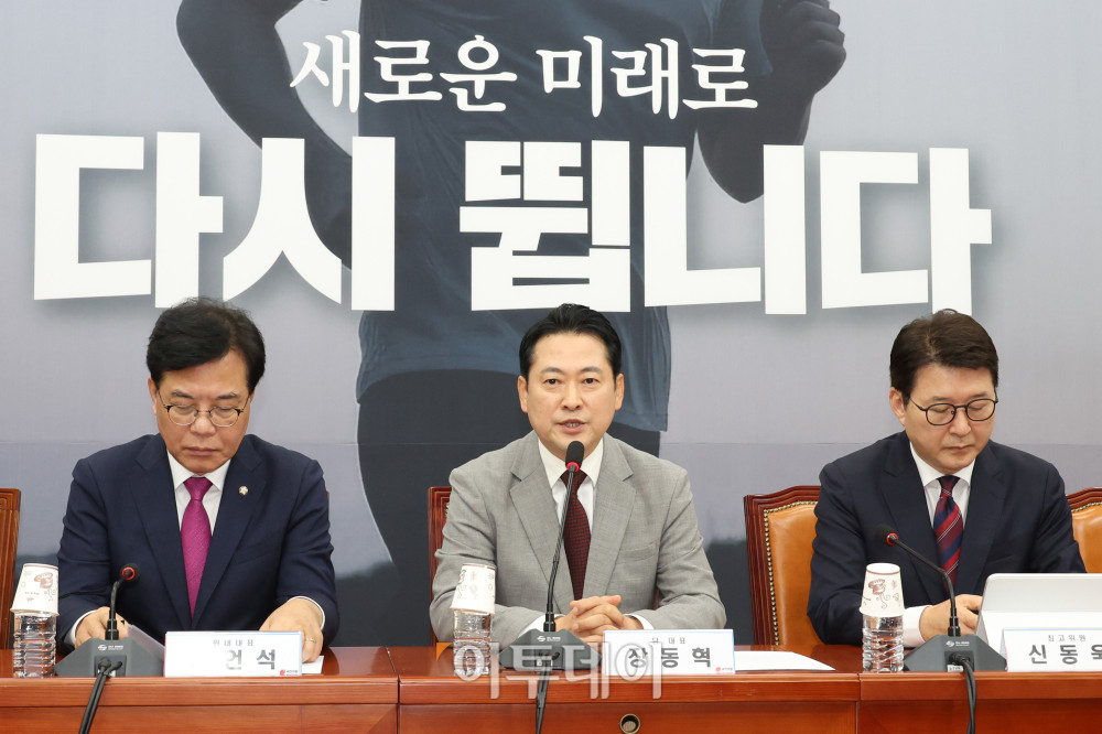 ▲장동혁 국민의힘 대표가 27일 서울 여의도 국회에서 열린 최고위원회의에서 발언을 하고 있다. 왼쪽은 송언석 원내대표. 고이란 기자 photoeran@