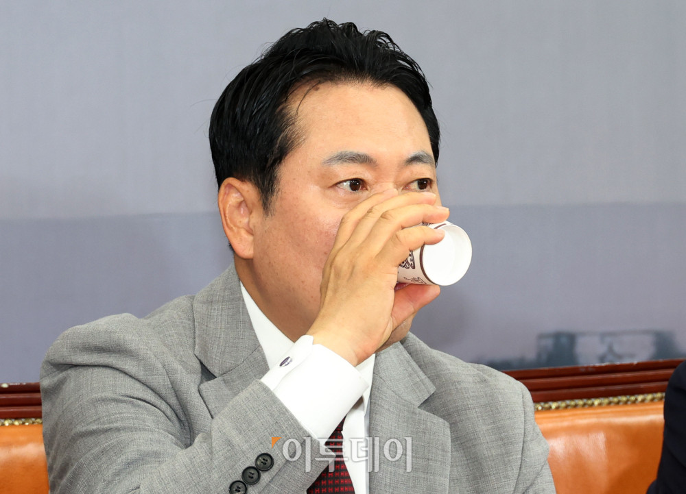 ▲장동혁 국민의힘 대표가 27일 서울 여의도 국회에서 열린 최고위원회의에서 물을 마시고 있다. 고이란 기자 photoeran@