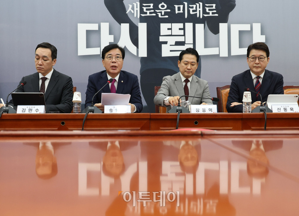 ▲송언석 국민의힘 원내대표가 27일 서울 여의도 국회에서 열린 최고위원회의에서 발언을 하고 있다. 오른쪽 두번째는 장동혁 당대표. 고이란 기자 photoeran@