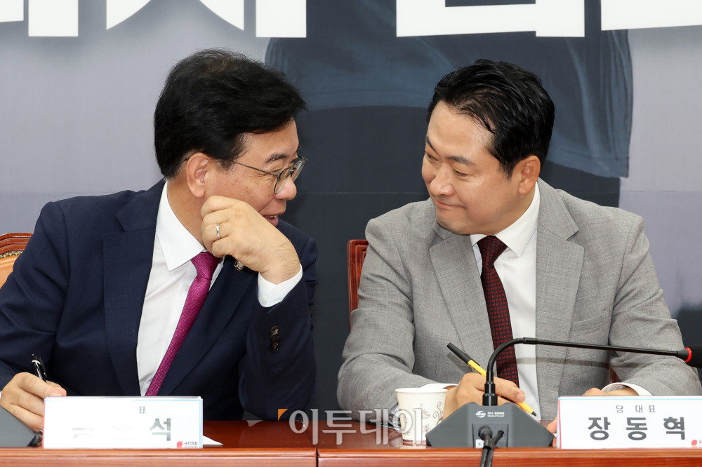 ▲장동혁(오른쪽) 국민의힘 대표와 송언석 원내대표가 27일 서울 여의도 국회에서 열린 최고위원회의에서 대화하고 있다. 고이란 기자 photoeran@