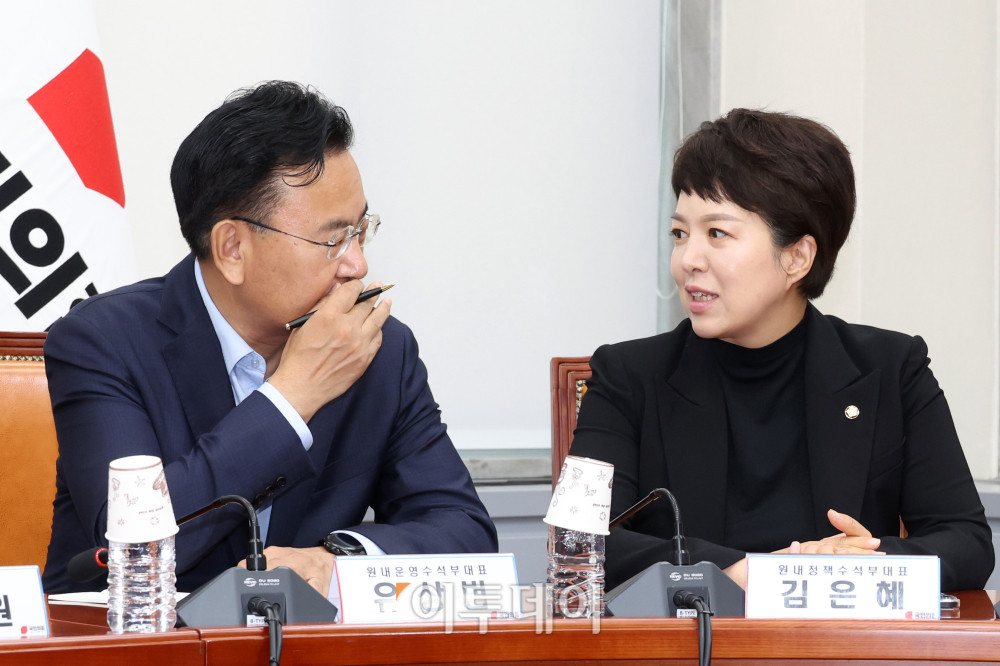 ▲유상범(왼쪽) 국민의힘 원내운영수석부대표와 김은혜 원내정책수석부대표가 27일 서울 여의도 국회에서 열린 최고위원회의에서 대화를 하고 있다. 고이란 기자 photoeran@