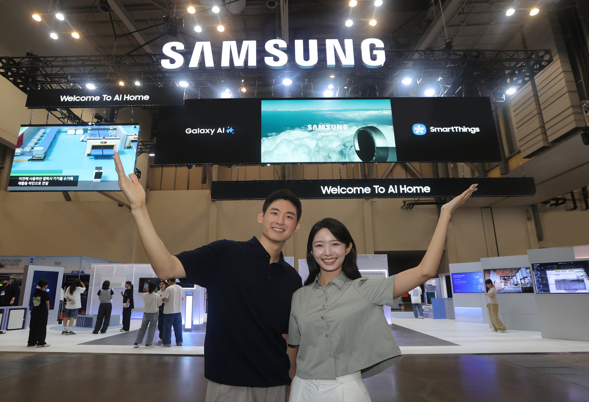 ▲삼성전자 모델이 '기후산업국제박람회(WCE) 2025'가 열리는 부산 벡스코에 위치한 삼성전자 전시관을 소개하고 있다. (자료제공=삼성전자)