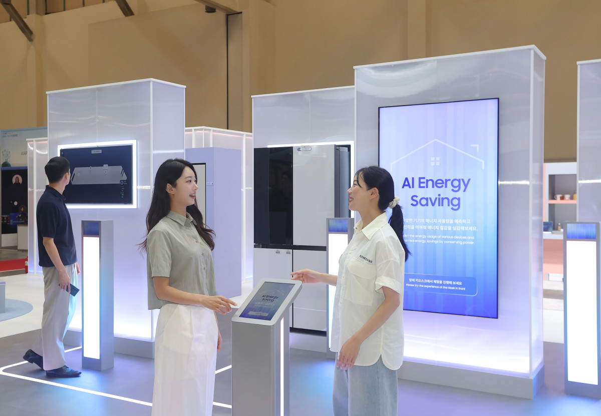 ▲삼성전자 모델이 기후산업국제박람회 삼성전자 전시관 '에너지 세이빙' 존에서 가전의 에너지 사용량을 예측하고 에너지 절감 효과를 소개하고 있다. (자료제공=삼성전자)