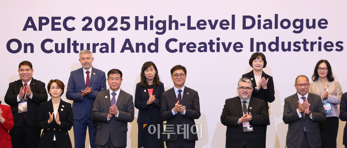 ▲최휘영 문화체육관광부 장관이 27일 경북 경주 힐튼호텔에서 열린 'APEC 문화산업고위급대화 개회식'에서 각 국 수석대표와 기념촬영을 하고 있다. (문화체육관광부)