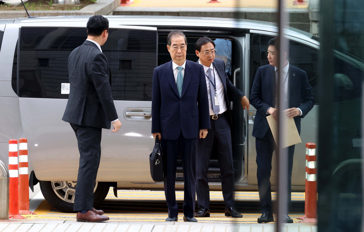 ▲내란 방조 및 위증 등 혐의를 받는 한덕수 전 국무총리가 27일 서울 서초구 서울중앙지방법원에서 열린 구속 전 피의자 심문(영장실질심사)에 출석하고 있다. 신태현 기자 holjjak@